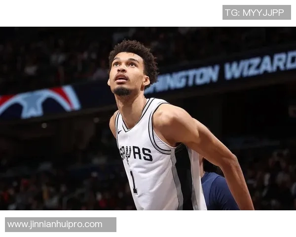 文班亚马半场高效表现仅用16分钟砍下22分7篮板3助攻引发热议